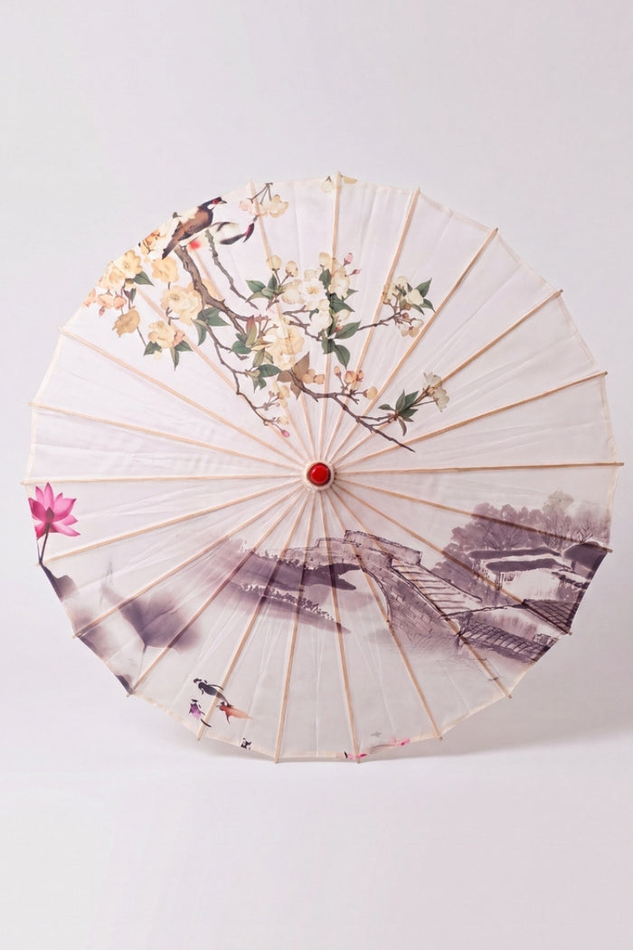 Sombrilla japonesa 'No-Kodai' vista desde arriba, abierta en plano — tela crema con rama florida rosa sobre fondo libre, varillas que irradian desde el buje