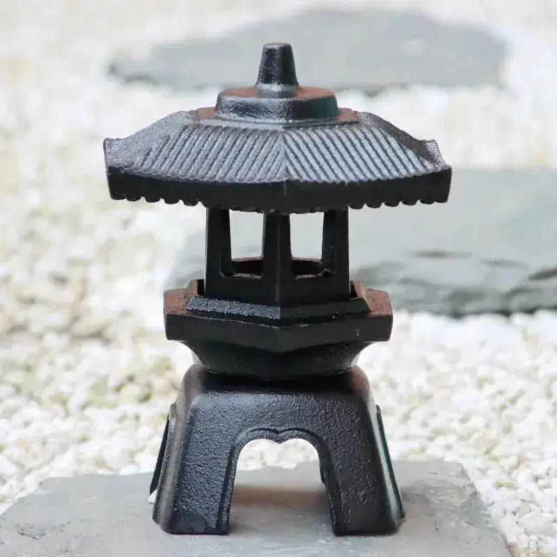 Pequeña linterna japonesa tōrō Abiko de hierro fundido negro con pátina Ropa Japonesa