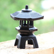 Pequeña linterna japonesa tōrō Abiko de hierro fundido negro con pátina Ropa Japonesa