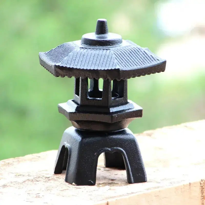 Pequeña linterna japonesa tōrō Abiko de hierro fundido negro con pátina Ropa Japonesa