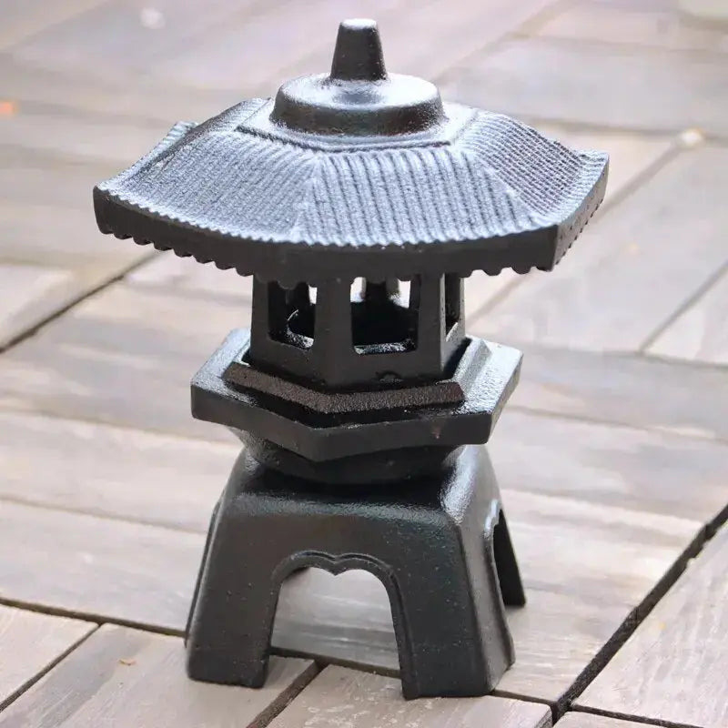 Pequeña linterna japonesa tōrō Abiko de hierro fundido negro con pátina Ropa Japonesa