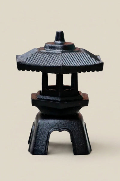 Pequeña linterna japonesa de hierro fundido