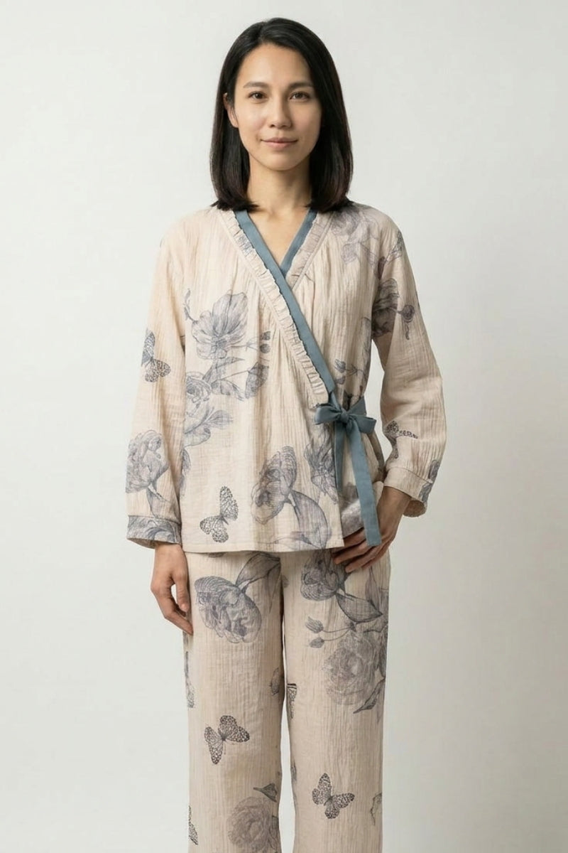 Pijama japonés tradicional mariposa Chouka motivo peonías doble gasa beige cruzado cuello V vivo azul pizarra pantalón estampado Ropa Japonesa