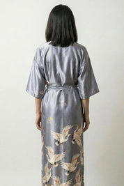 Pijama japonés largo estilo kimono gris de aspecto satinado para mujer vista trasera - Ropa Japonesa
