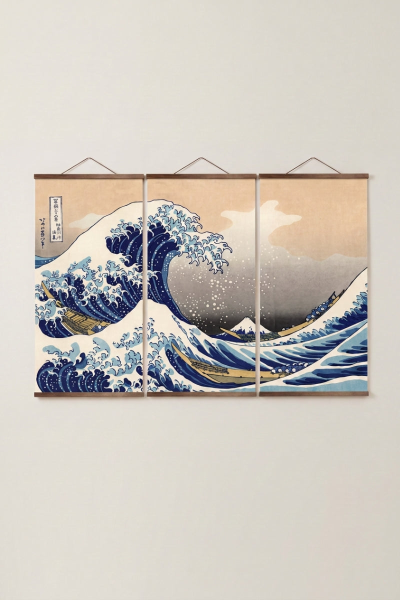 Tríptico japonés 'Kanagawa' colgado en una pared beige — la gran ola de Hokusai repartida en tres paneles con listones de madera clara