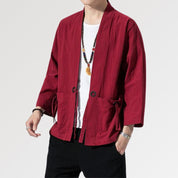 Una chaqueta kimono roja para hombre de estilo tradicional