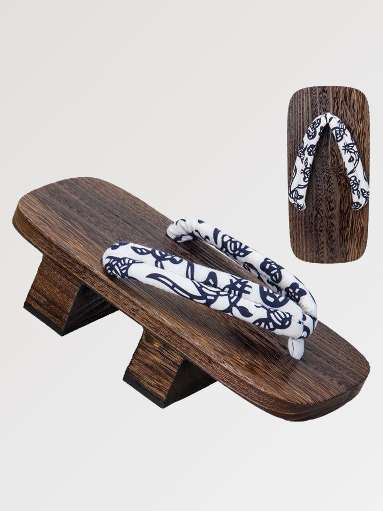 Geta japonesa Okayama con hanao floral azul sobre blanco y madera marrón Ropa Japonesa