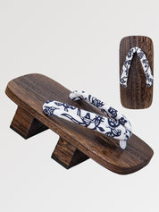 Geta japonesa Okayama con hanao floral azul sobre blanco y madera marrón Ropa Japonesa