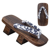 Geta japonesa Okayama con hanao floral azul sobre blanco y madera marrón Ropa Japonesa