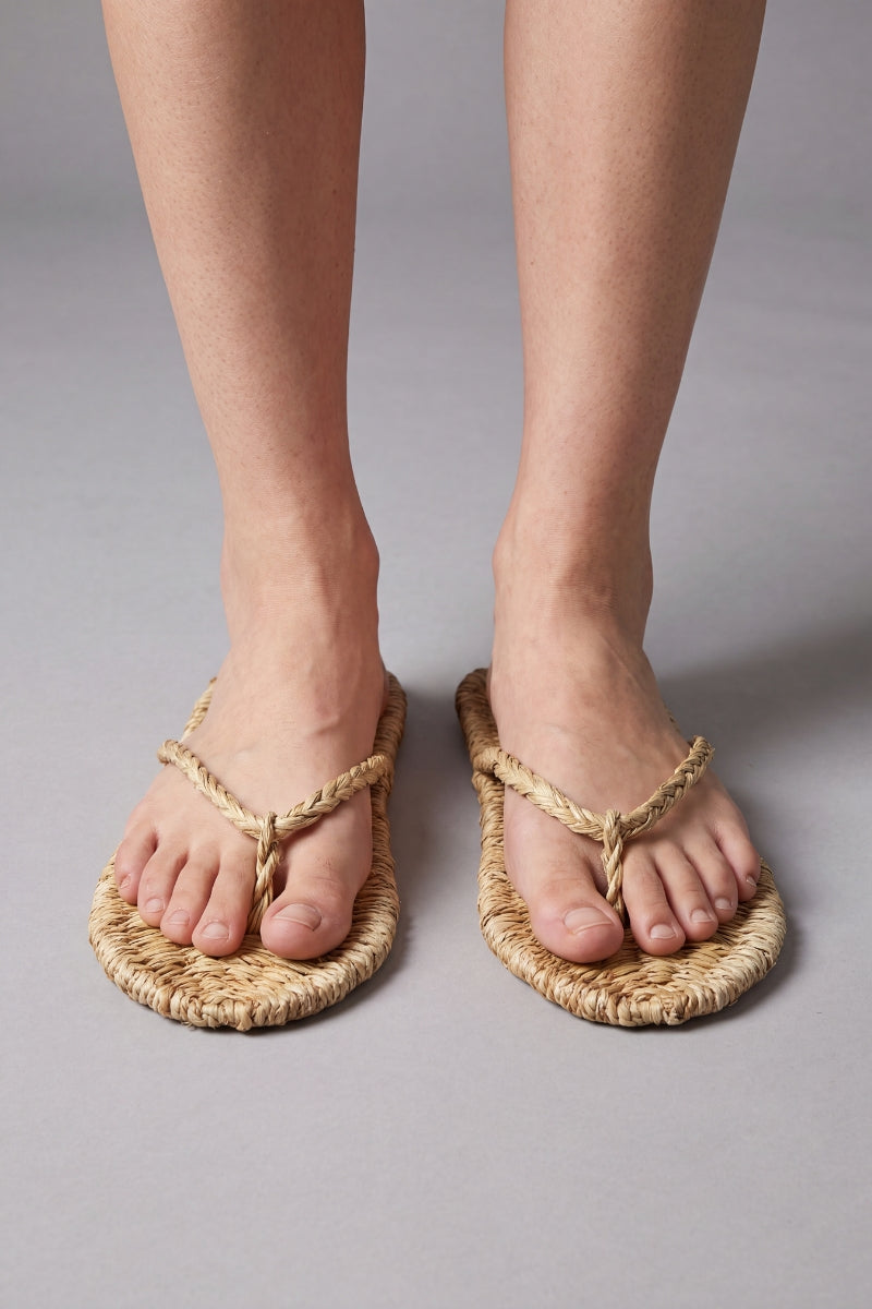 Sandalias japonesas de paja trenzada con tira entre los dedos
