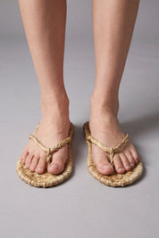 Sandalias japonesas de paja trenzada con tira entre los dedos
