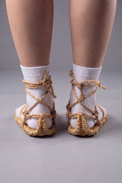 Sandalias waraji con calcetines tabi blancos vistas de tres cuartos por detrás