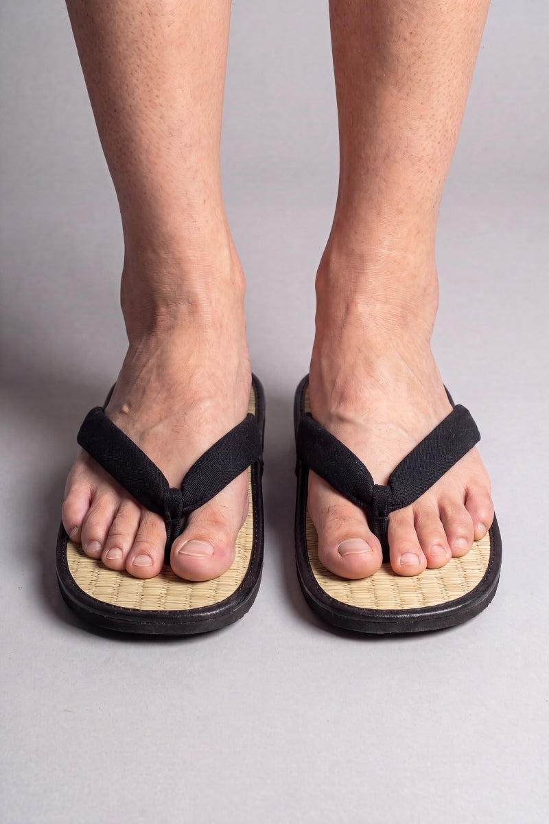 Sandalias zōri japonesas puestas, vista frontal