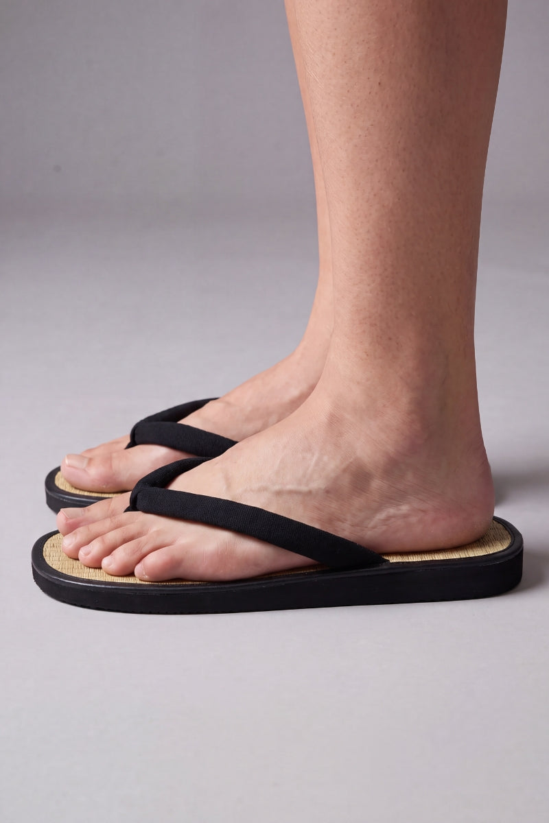 Sandalias zōri japonesas, suela plana y tira entre los dedos