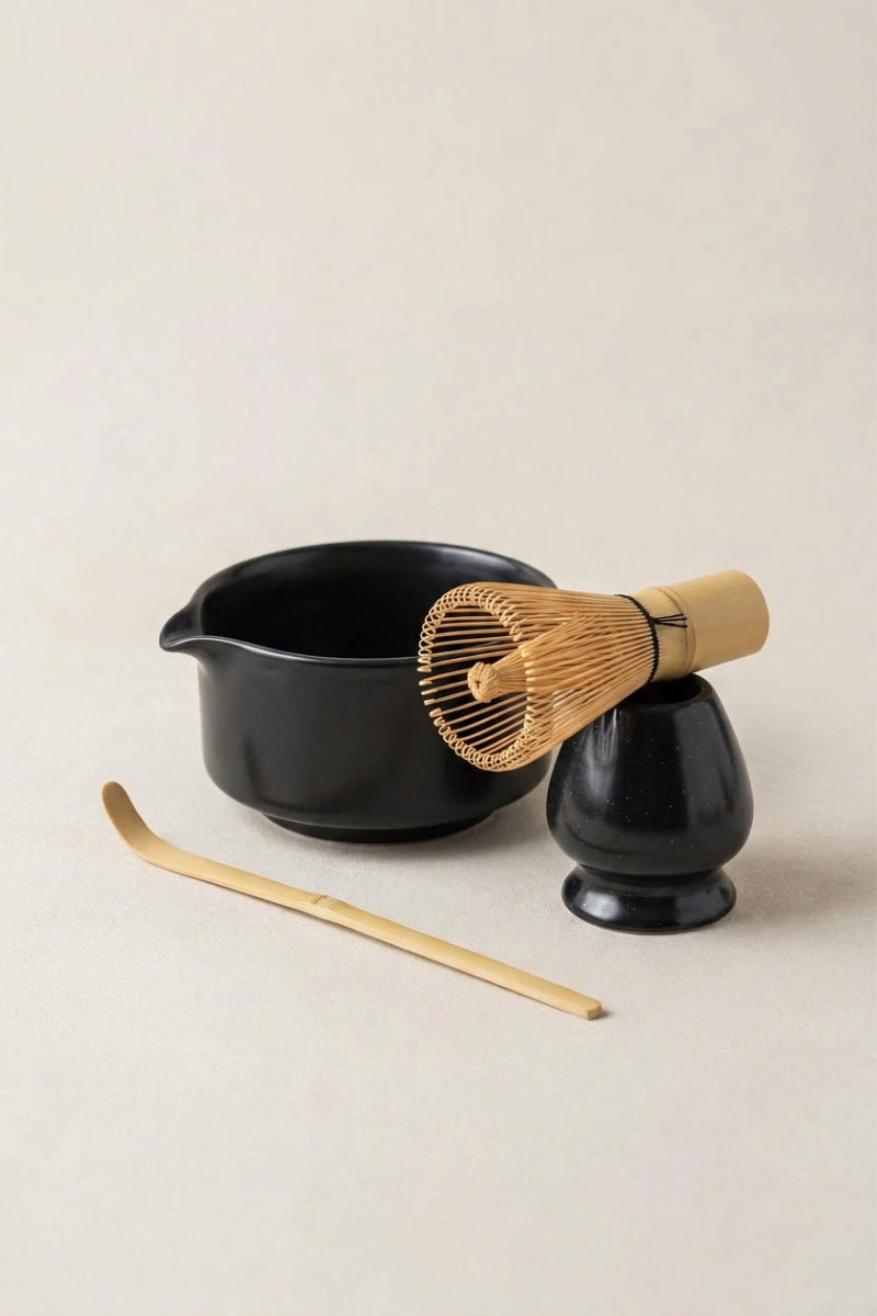Set de matcha japonés con cuenco blanco, batidor chasen y cucharilla de bambú