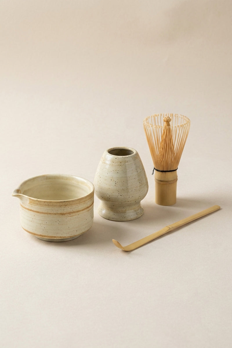 Set de matcha japonés con cuenco negro, batidor chasen y cucharilla de bambú