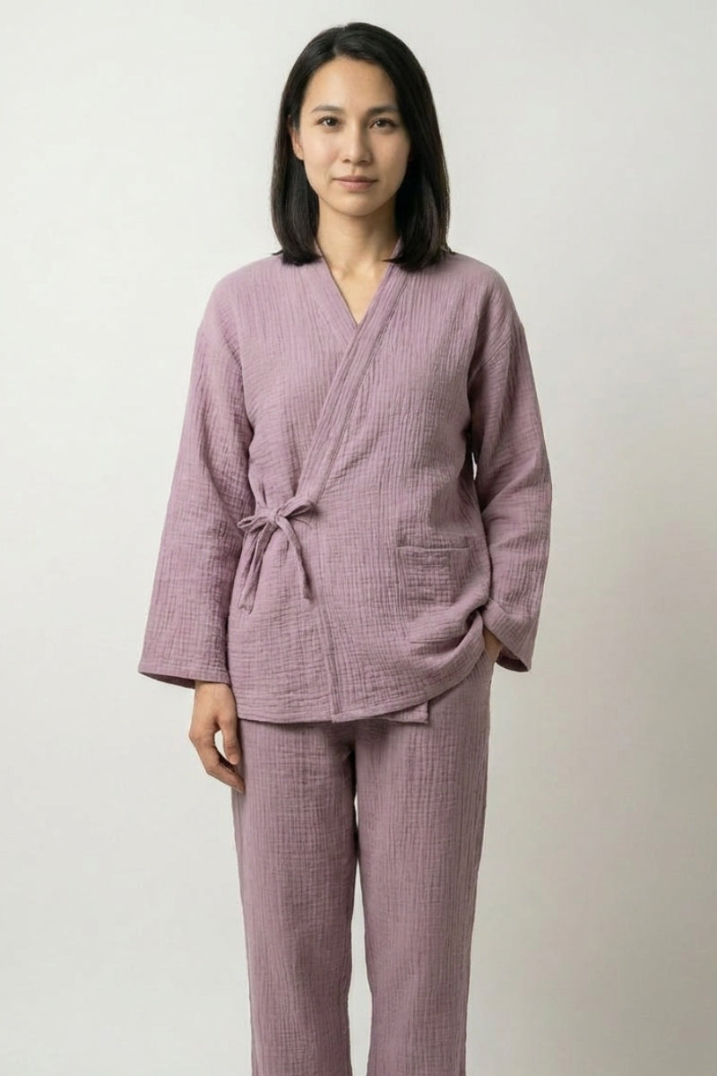 Set pijama japonés lavanda Kasumi doble gasa algodón corte samue cruzado cuello V mangas tres cuartos pantalón recto bolsillo lateral Ropa Japonesa