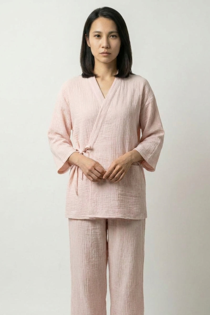 Set pijama japonés rosa Awayuki doble gasa algodón corte samue cruzado cuello V mangas tres cuartos pantalón recto bolsillo lateral Ropa Japonesa