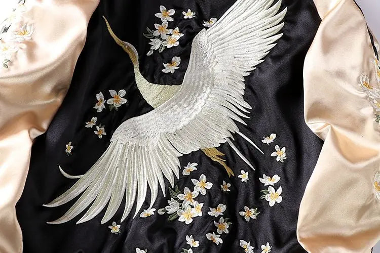 Regálate esta preciosa grulla sukajan bordada con una grulla japonesa coronada