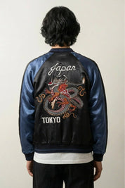 Sukajan Raijin no Tora azul marino, bordado en la espalda de un dragón rojo bajo el lettering Japan Tokyo, cazadora souvenir japonesa - Ropa Japonesa