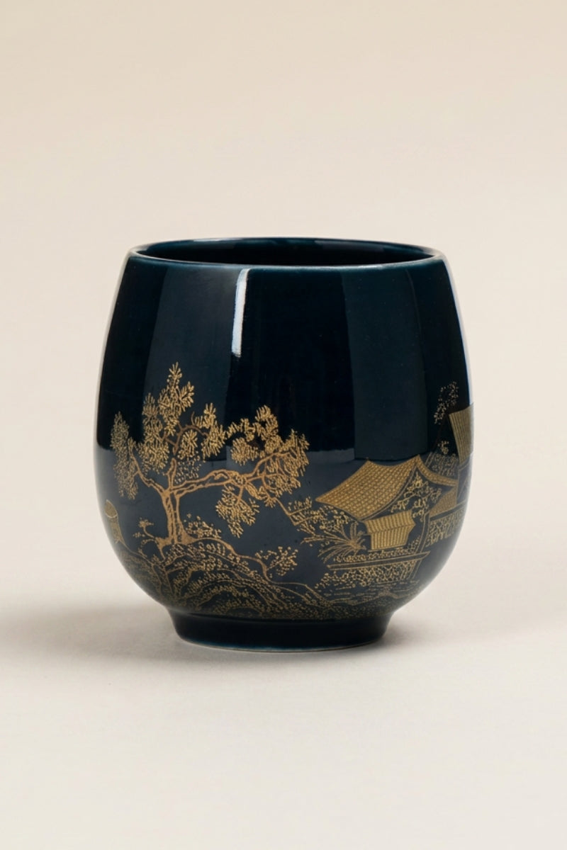 Taza de té japonesa negra con pabellón de templo dorado