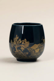 Taza de té japonesa negra con pabellón de templo dorado