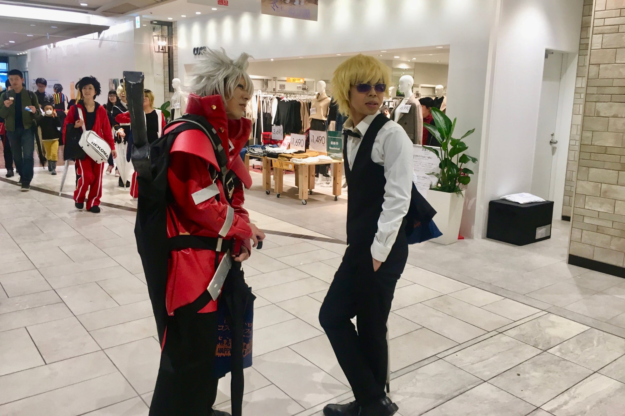 Cosplayers japoneses en un centro comercial de Tokio, representando personajes de anime y la cultura pop creativa de Japón.