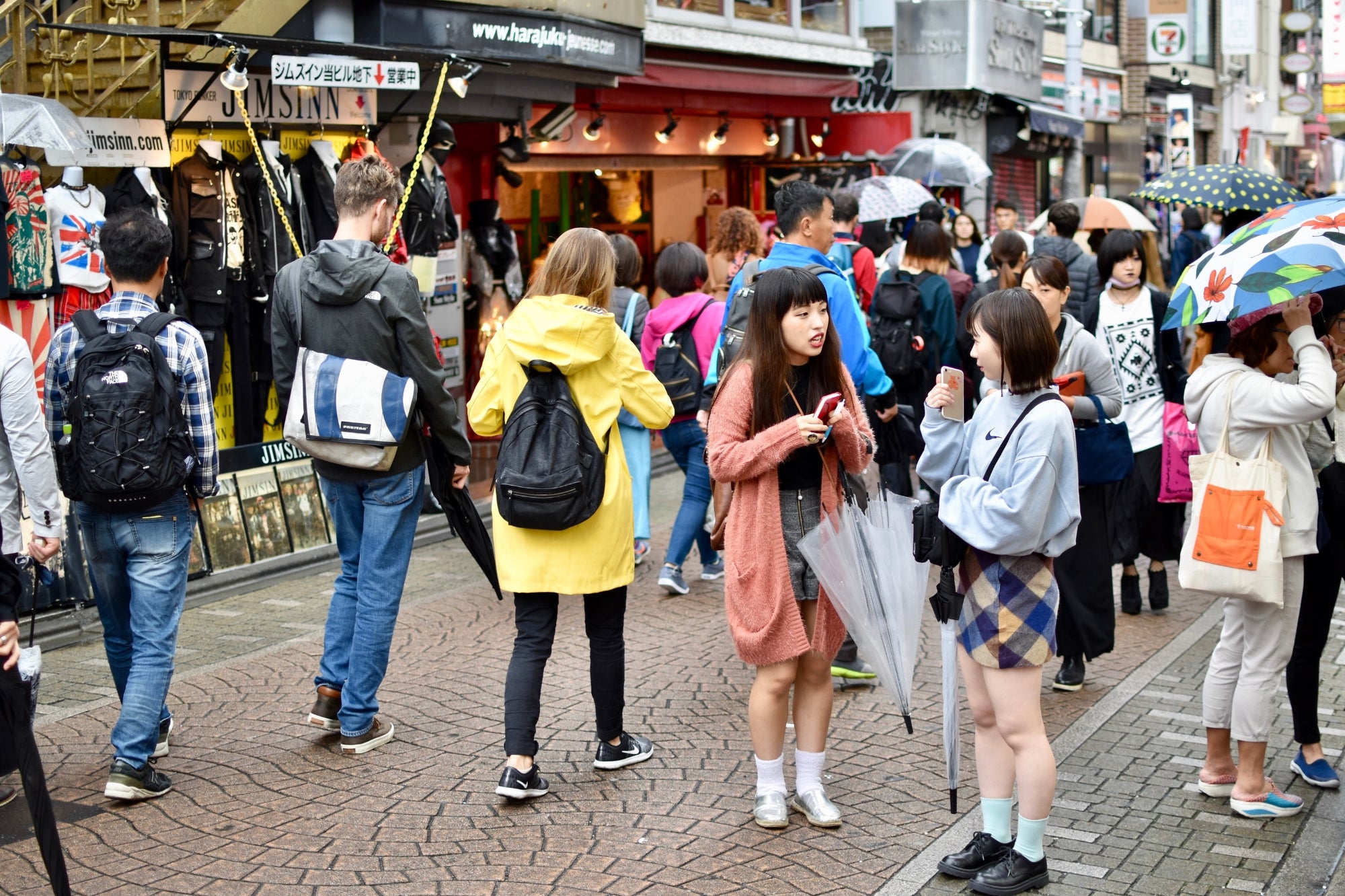 Jóvenes japoneses y turistas recorren las animadas calles de Harajuku en Tokio, entre moda urbana, streetwear y cultura japonesa contemporánea.