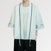 Un cárdigan kimono blanco con estampado de ondas kanagawa