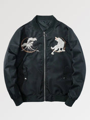 Acecha a tus enemigos como el lobo bordado tradicionalmente en nuestra cazadora bomber original