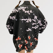 Kimono femenino floral con flores de cerezo y motivos de peces japoneses