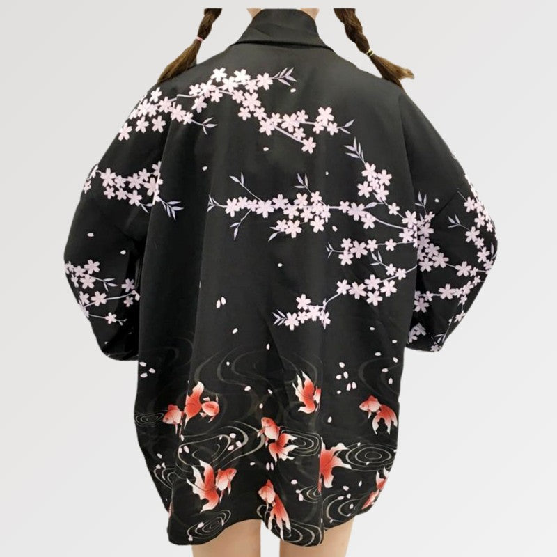 Kimono femenino floral con flores de cerezo y motivos de peces japoneses
