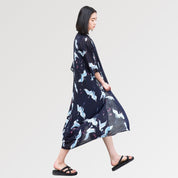 Un bonito kimono largo y transparente para mujer
