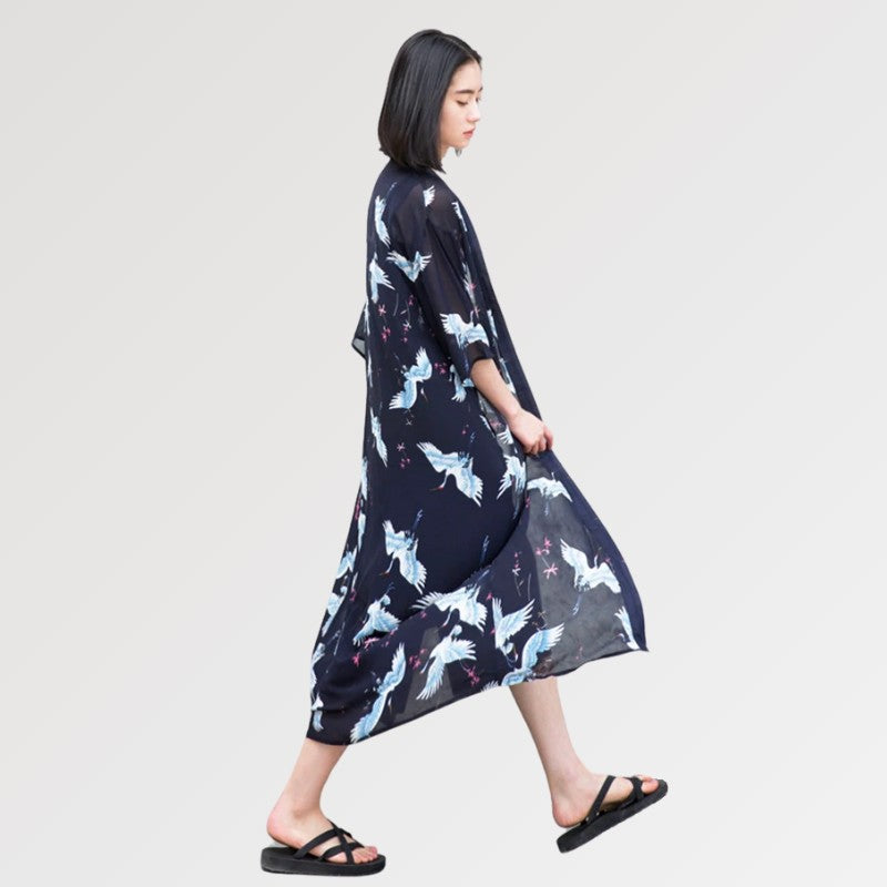 Un bonito kimono largo y transparente para mujer