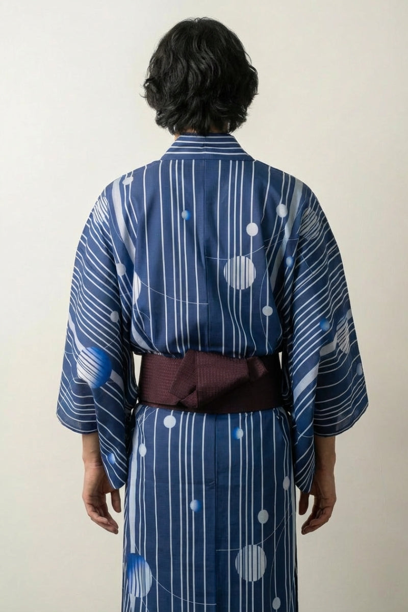 Yukata azul hombre Tamahari cobalto motivo líneas blancas diagonales esferas flotantes algodón obi burdeos vista trasera mangas anchas estilo streetwear japonés Ropa Japonesa