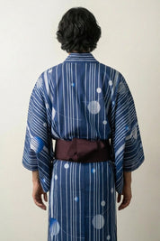 Yukata azul hombre Tamahari cobalto motivo líneas blancas diagonales esferas flotantes algodón obi burdeos vista trasera mangas anchas estilo streetwear japonés Ropa Japonesa