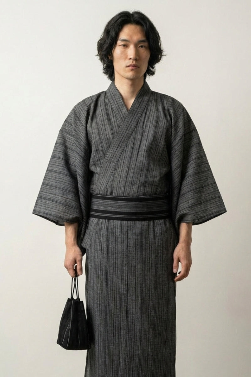 Yukata de algodón Hokuto gris antracita tejido kasuri textura vertical densa algodón ligero obi negro rayas estilo streetwear japonés Ropa Japonesa