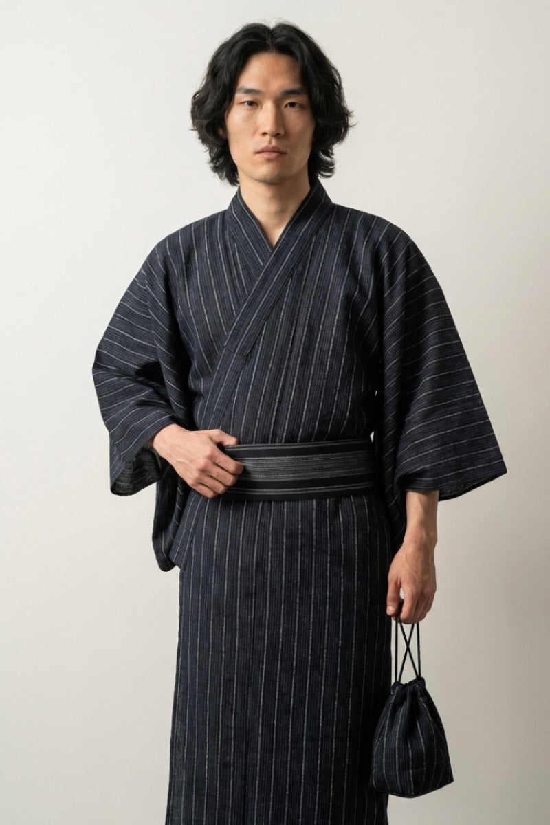 Yukata hombre de algodón Nagato negro rayas verticales tate-jima blanco azul gris algodón ligero obi negro ribete gris mangas anchas estilo streetwear japonés Ropa Japonesa