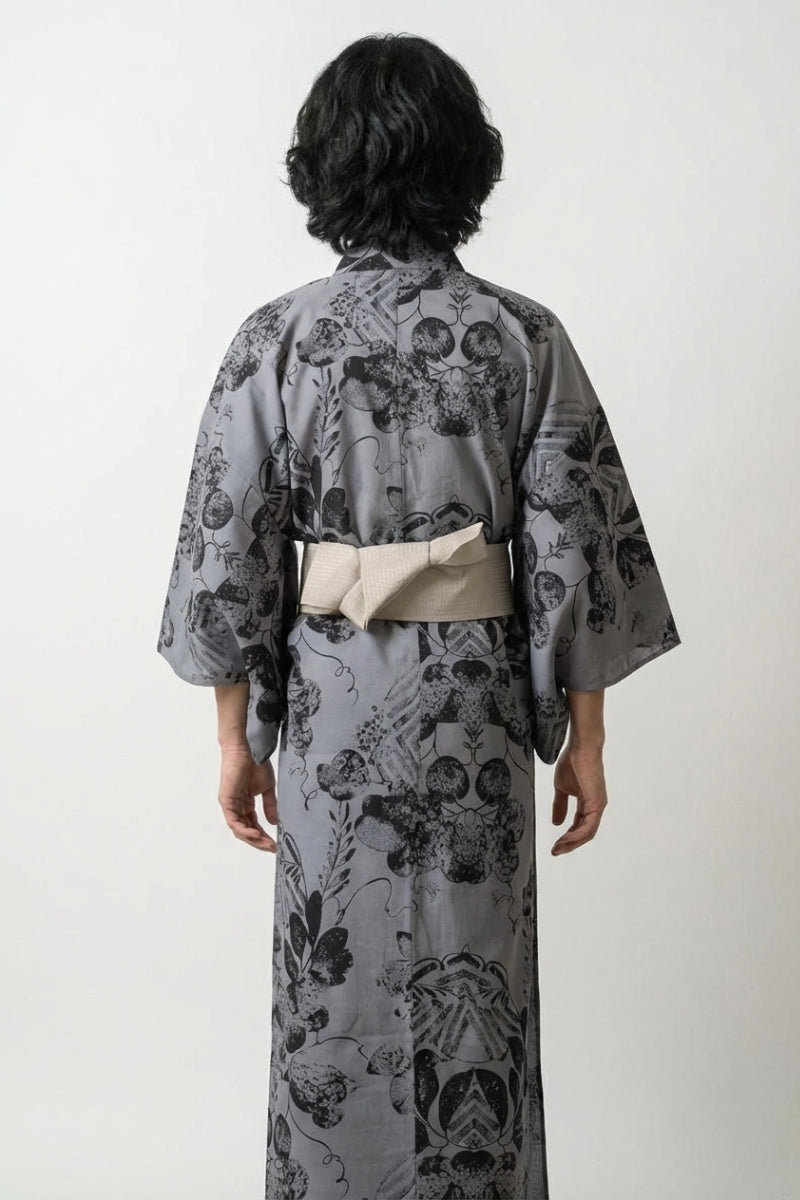Yukata japonés hombre Kurohana gris plata botánico negro helechos hojas tinta algodón obi blanco vista trasera mangas anchas estilo streetwear japonés Ropa Japonesa