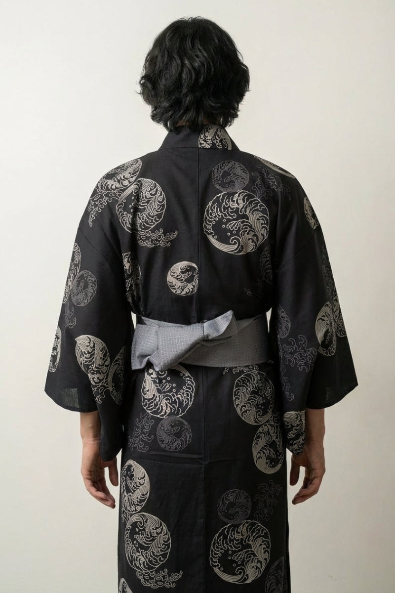 Yukata negro hombre Tsukinami algodón motivo olas medallones lunares blanco obi gris azul vista trasera mangas anchas estilo streetwear japonés Ropa Japonesa