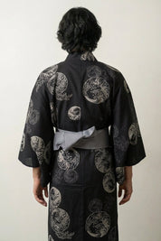 Yukata negro hombre Tsukinami algodón motivo olas medallones lunares blanco obi gris azul vista trasera mangas anchas estilo streetwear japonés Ropa Japonesa