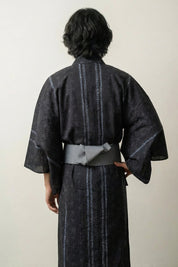 Yukata tradicional hombre Asanugi antracita motivo asanoha hoja cáñamo azul pizarra turquesa caligrafía algodón obi gris vista trasera estilo streetwear japonés Ropa Japonesa