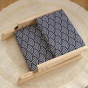 Zaisu japonés Tohuda Bahashi silla de suelo de madera clara con cojín seigaiha marino Ropa Japonesa