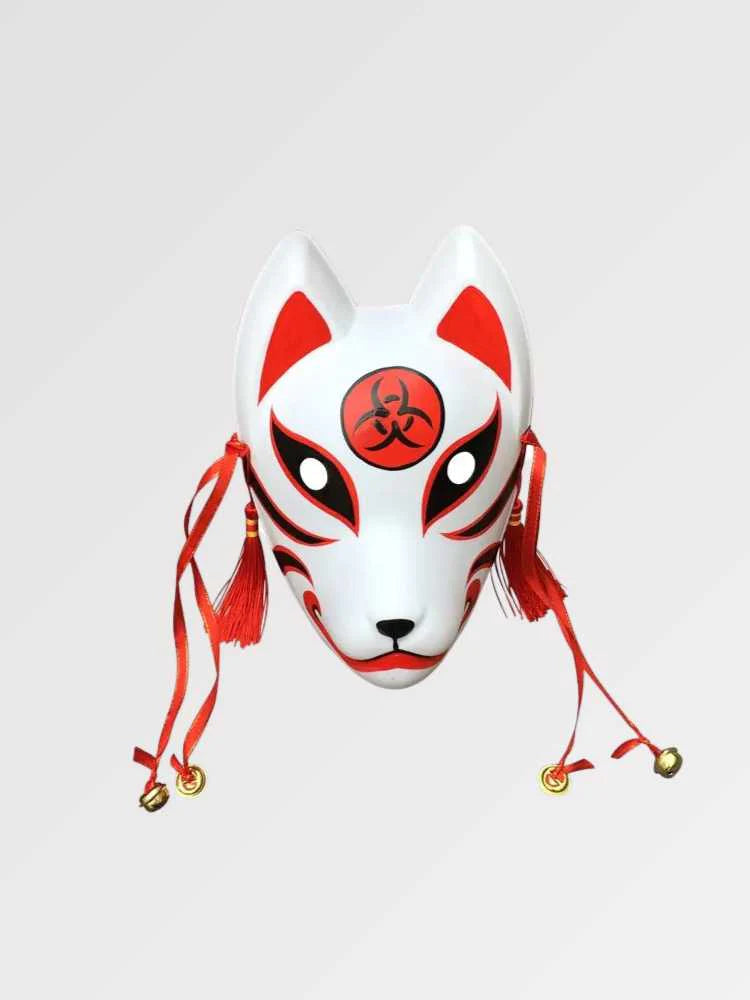 Máscara kitsune con sello rojo presentada de frente sobre fondo gris liso — zorro blanco con un disco rojo en la frente, cordones rojos y cascabeles